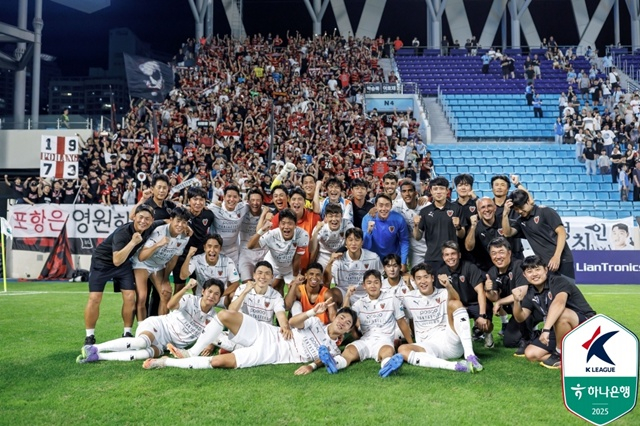 포항스틸러스의 승리 기념샷. /사진=한국프로축구연맹 제공