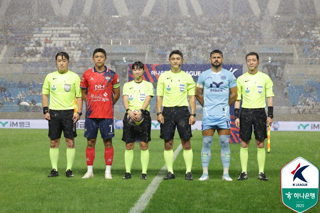 지난 18일 대구iM뱅크PARK에서 열린 대구FC와 김천 상무의 경기를 앞두고 기념 사진을 촬영하고 있는 심판진과 양 팀 주장. /사진=한국프로축구연맹 제공