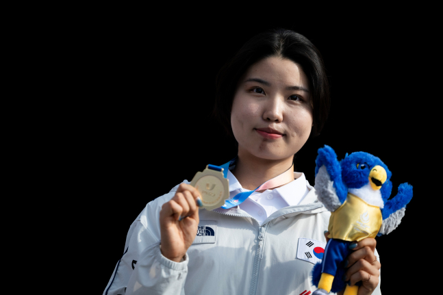 한국 양궁 여자 대표팀 남수현이 2025 라인-루르 세계대학경기대회 양궁 리커브 여자 개인전에서 금메달을 따냈다. /사진=대한양궁협회 제공