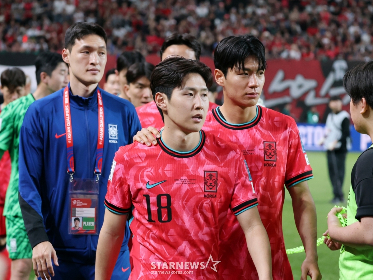 이강인과 전진우가 10일 서울월드컵경기장에서 북중미월드컵 최종예선 마지막 경기인 쿠웨이트전에서 승리한 후 월드컵11연속 본선진출을 축하하기위해 그라운드로 나서고 있다. /사진=강영조 선임기자