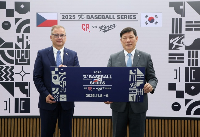 허구연 KBO 총재(오른쪽)와 이반 얀차렉 주한체코대사. /사진=KBO 제공