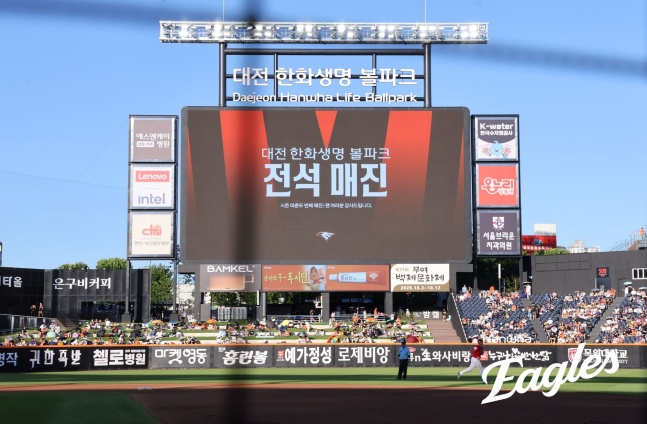 한화 구단이 27일 대전 SSG전에서 시즌 42번째 매진 사실을 전광판을 통해 알리고 있다. /사진=한화 이글스 제공
