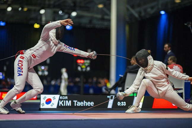 펜싱 김태희(왼쪽)의 경기 모습. /사진=대한체육회