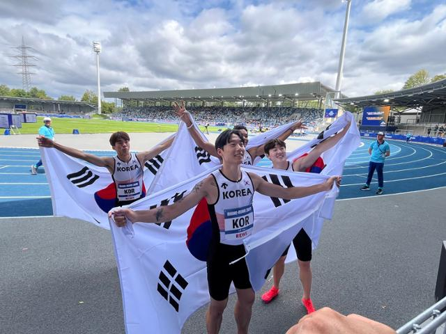 한국 육상 남자 계주 400m 대표팀이 지난 27일(한국시간) 독일 보훔 로르하이데 스타디움에서 열린 세계대학경기대회 정상에 오른 후 태극기를 들고 세리머니를 하고 있다. /사진=대한육상연맹 제공