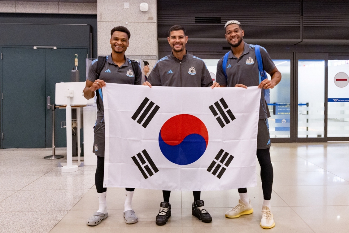 태극기를 들고 환하게 웃는 뉴캐슬 선수들. /사진=쿠팡플레이 제공