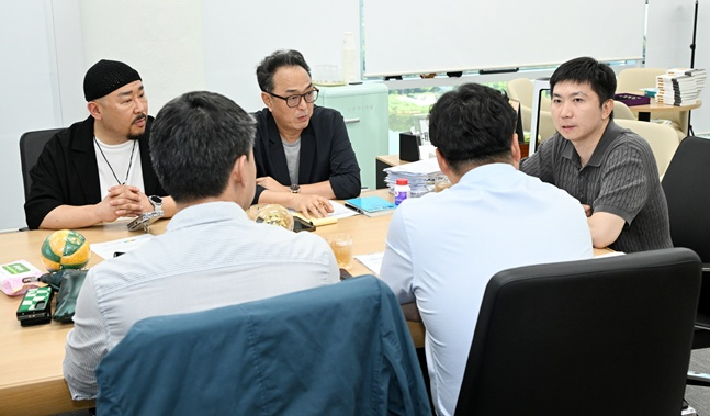 유승민(오른쪽) 대한체육회장이 운동선수 학부모연대와 간담회를 하고 있다. /사진=대한체육회