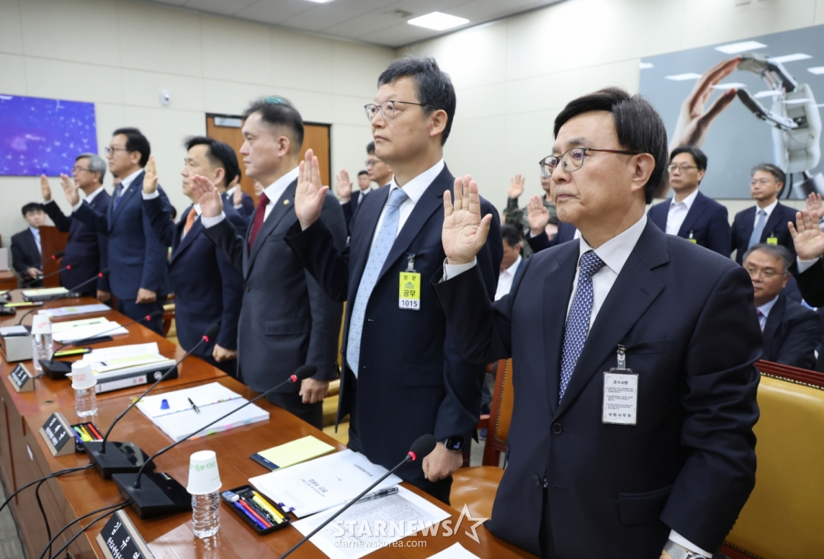 [서울=뉴시스] 고승민 기자 = 30일 서울 여의도 국회에서 열린 과학기술방송정보통신위원회 전체회의에서 김백(오른쪽) YTN 사장 등 증인들이 선서를 하고 있다. 2025.04.30. kkssmm99@newsis.com /사진=고승민