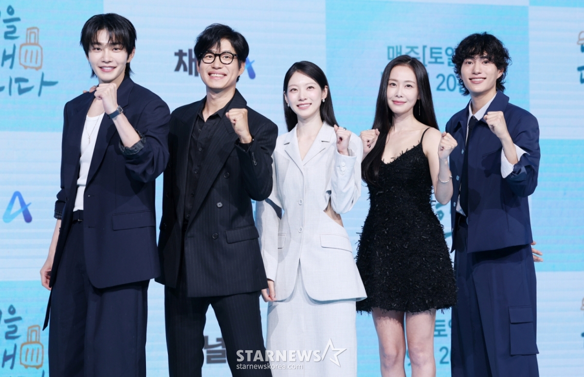 배우 김재영, 유준상, 공승연, 홍수현, 오현중이 29일 서울 마포구 쇼킹케이팝센터에서 진행된 채널A 토일드라마 '여행을 대신해 드립니다' 제작발표회에 참석해 포즈를 취하고 있다. /2025.07.29 /사진=김휘선 hwijpg@