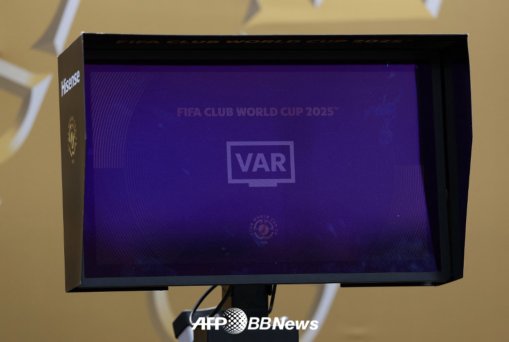 현재 주요 대회와 리그에서 운영 중인 비디오 판독 시스템(VAR). /AFPBBNews=뉴스1