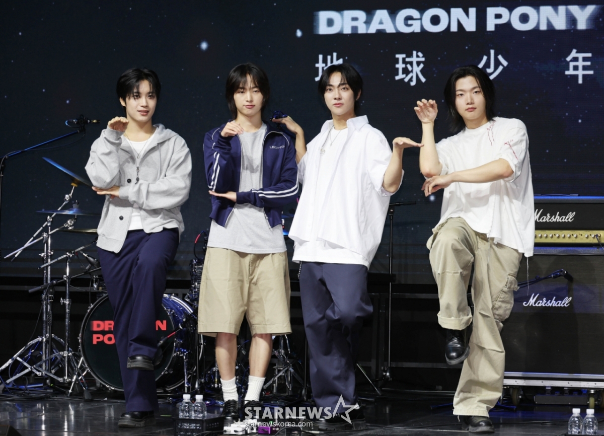 밴드 드래곤포니(Dragon Pony)가 29일 서울 마포구 예스24 원더로크홀에서 진행된 디지털 싱글 ‘지구소년’ 발매기념 쇼케이스에서 포즈를 취하고 있다. /2025.07.29 /사진=이동훈 photoguy@