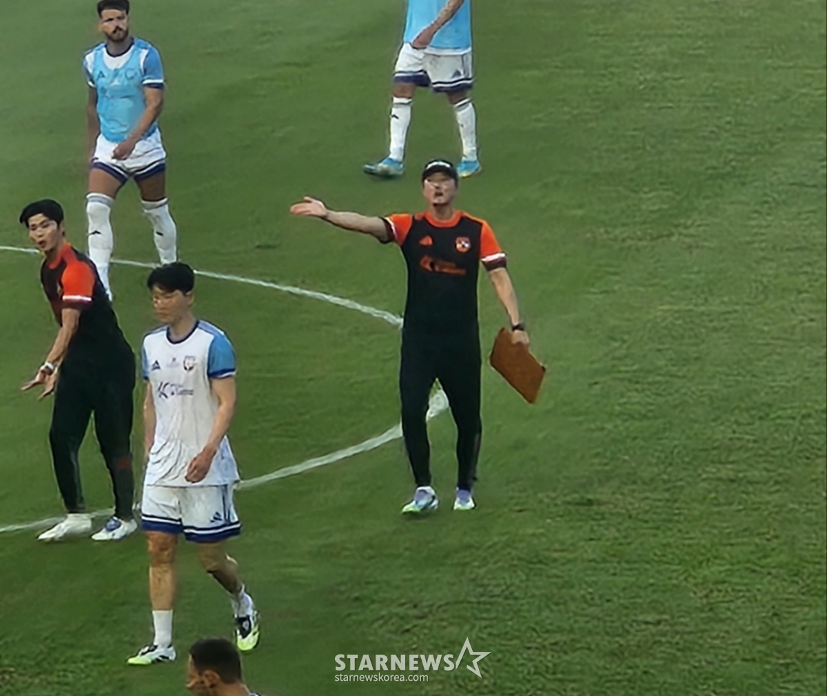 이정효 감독이 손짓으로 팀K리그 선수들에게 전술 지시하고 있다. /사진=박건도 기자