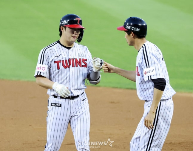 LG 손용준(왼쪽)이 29일 잠실 두산전에서 안타를 쳤다. /사진=강영조 선임기자