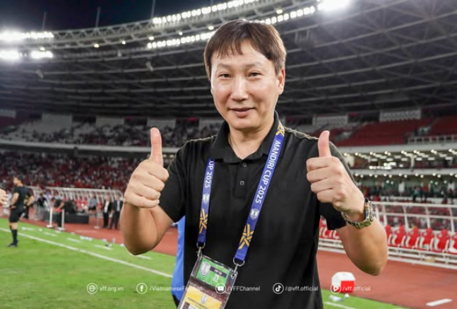 김상식 베트남 축구대표팀 감독이 29일(한국시간) 인도네시아 자카르타의 겔로라 붕 카르노 스타디움에서 열린 인도네시아와의 2025 아세안축구연맹(AFF) U-23 챔피언십 결승에서 베트남의 1-0 승리와 우승을 이끈 뒤 사진을 촬영하고 있다. /사진=베트남축구협회 제공