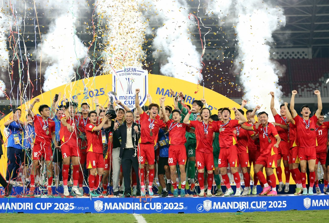김상식 감독이 이끄는 베트남 23세 이하(U-23) 축구대표팀이 29일(한국시간) 인도네시아 자카르타의 겔로라 붕 카르노 스타디움에서 열린 인도네시아와의 2025 아세안축구연맹(AFF) U-23 챔피언십 결승에서 1-0으로 승리한 뒤 우승 세리머니를 하고 있다. /사진=베트남축구협회 제공
