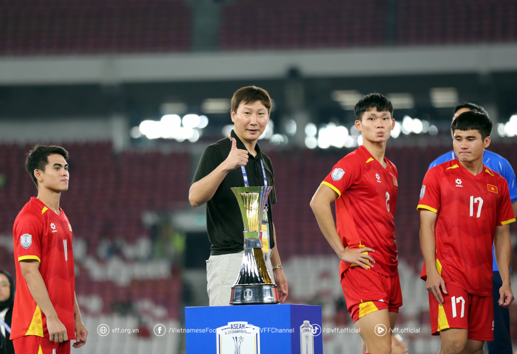 김상식 베트남 축구대표팀 감독이 29일(한국시간) 인도네시아 자카르타의 겔로라 붕 카르노 스타디움에서 열린 인도네시아와의 2025 아세안축구연맹(AFF) U-23 챔피언십 결승에서 베트남의 1-0 승리와 우승을 이끈 뒤 시상식에서 사진을 촬영하고 있다. /사진=베트남축구협회 제공