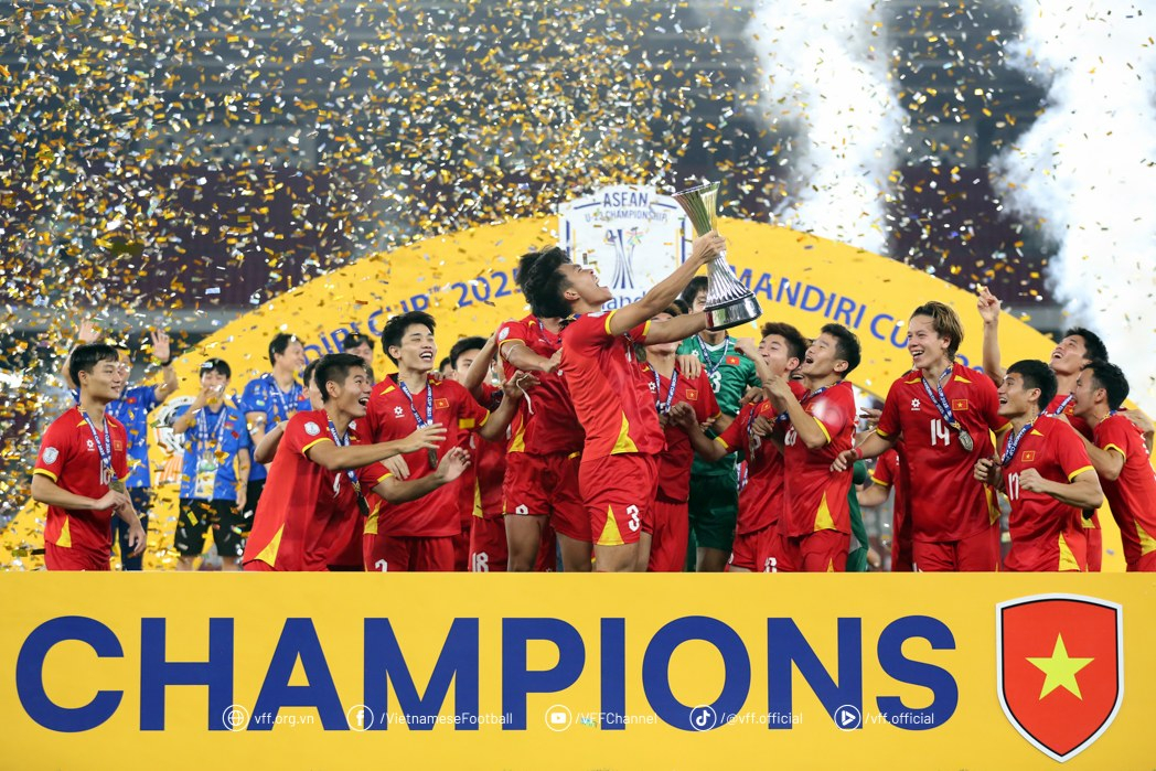 김상식 감독이 이끄는 베트남 23세 이하(U-23) 축구대표팀이 29일(한국시간) 인도네시아 자카르타의 겔로라 붕 카르노 스타디움에서 열린 인도네시아와의 2025 아세안축구연맹(ASEAN) U-23 챔피언십 결승에서 1-0으로 승리한 뒤 우승 세리머니를 하고 있다. /사진=베트남축구협회 제공 