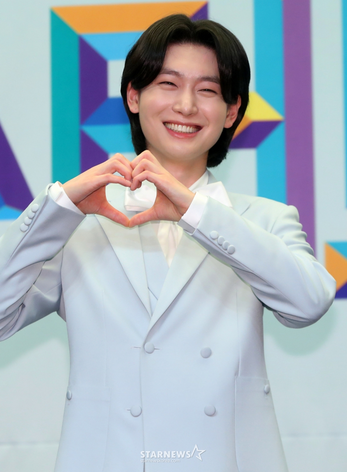 [서울=뉴시스] 김혜진 기자 = 가수 김용빈이 2025년 3월 24일 오전 서울 마포구 스탠포드호텔에서 열린 TV조선 '미스터트롯3' TOP7 기자간담회에서 포즈를 취하고 있다. 2025.03.24. jini@newsis.com /사진=김혜진