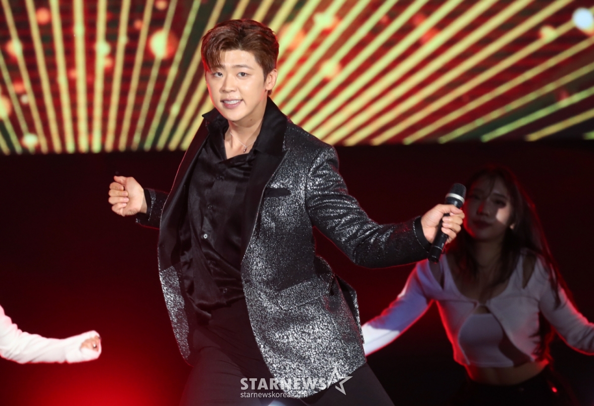 (부산=뉴스1) 권현진 기자 = 가수 박지현이2024년 10월 5일 부산 해운대구 해수욕장 특설 무대에서 열린 2024 K-뮤직 시즌 '굿밤 콘서트 in 부산'에 출연해 화려한 무대를 선보이고 있다. 2024.10.5/뉴스1 Copyright © 뉴스1. All rights reserved. 무단 전재 및 재배포, AI학습 이용 금지. /사진=(부산=뉴스1) 권현진 기자