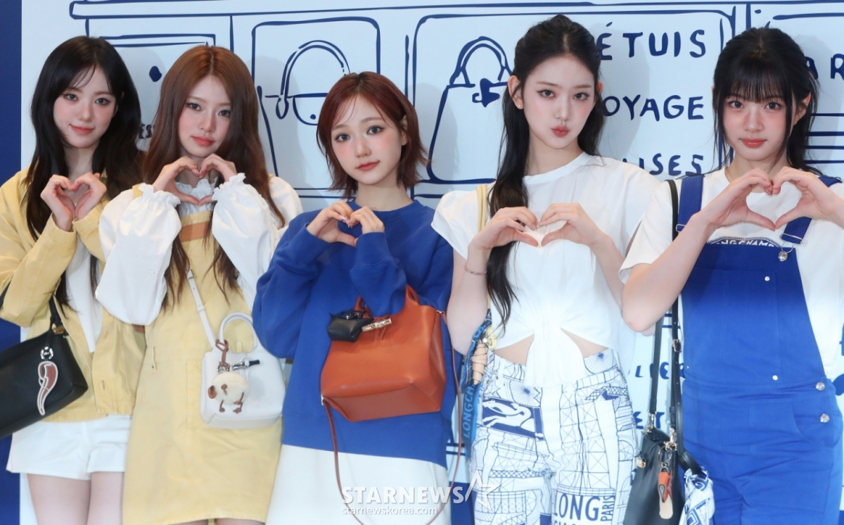 [서울=뉴시스] 김혜진 기자 = 그룹 키키(왼쪽부터 수이, 하음, 지유, 이솔, 키야)가 2025년 6월 4일 오전 서울 서초구 신세계백화점 강남점에서 열린 프랑스 브랜드 롱샴 팝업 기념 포토행사에서 포즈를 취하고 있다. 2025.06.04. jini@newsis.com /사진=김혜진