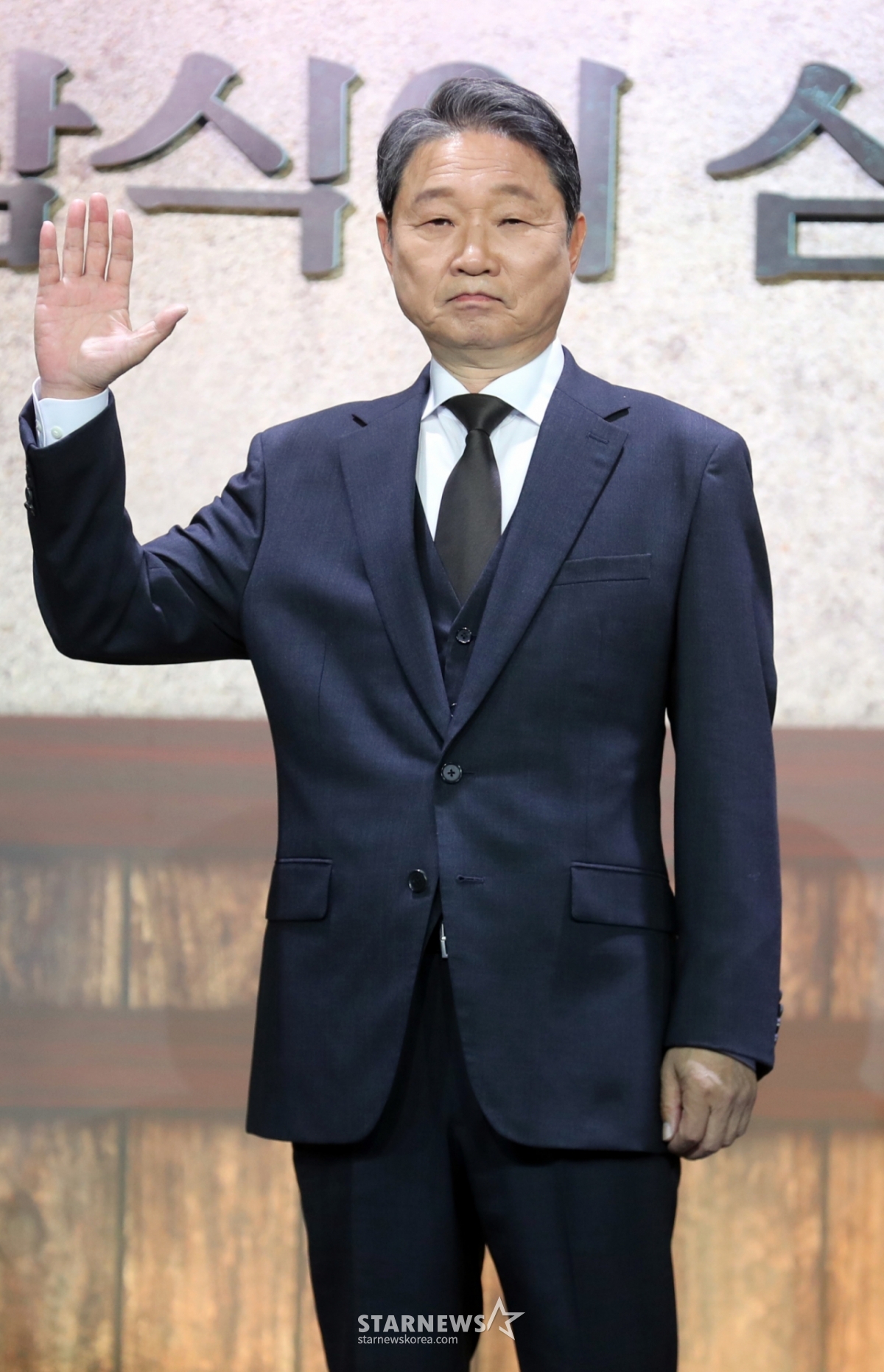 배우 주진모가 8일 오전 서울 강남구 그랜드인터콘티넨탈 파르나스 그랜드 볼룸에서 열린 디즈니+ 드라마 '삼식이 삼촌' 제작발표회에 참석해 포즈를 취하고 있다. '삼식이 삼촌'은 전쟁 중에도 하루 세끼를 반드시 먹인다는 삼식이 삼촌(송강호 분)과 모두가 잘 먹고 잘 사는 나라를 만들고자 했던 엘리트 청년 김산(변요한 분)이 혼돈의 시대 속 함께 꿈을 이루고자 하는 뜨거운 이야기를 그린 작품으로 오는 15일 첫 방송을 앞두고 있다. 2024.05.08 ㅌ /사진=임성균
