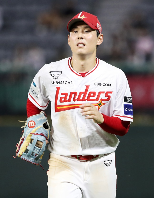 SSG 김성욱이 29일 키움전에서 수비를 마치고 더그아웃으로 향하고 있다. /사진=SSG 랜더스 제공