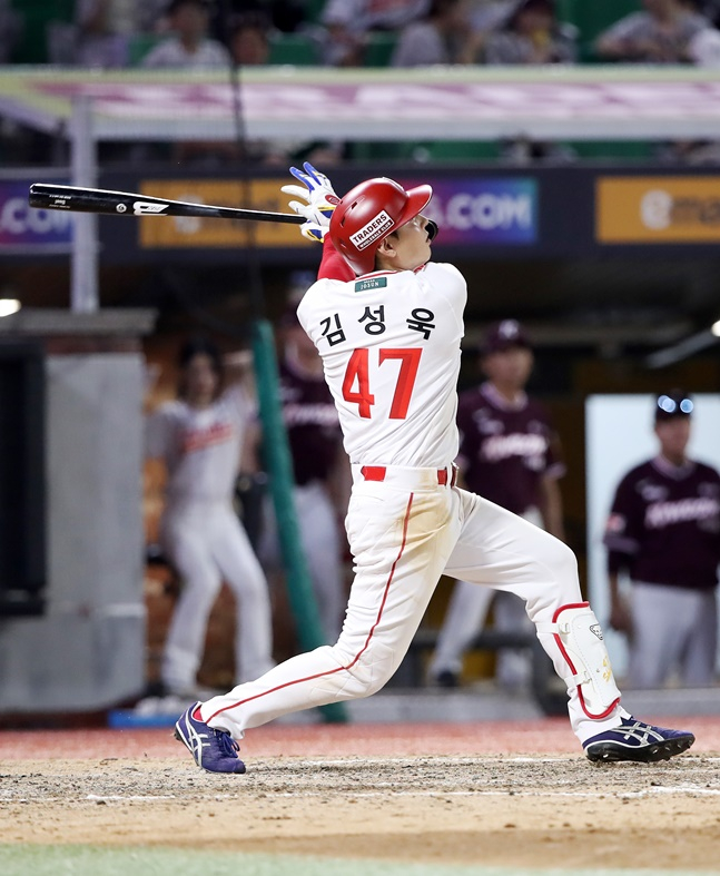 김성욱이 29일 키움전에서 2루타를 때려내고 있다. /사진=SSG 랜더스 제공