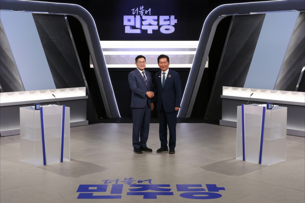 박찬대(왼쪽), 정청래 더불어민주당 당대표 후보가 27일 서울 여의도 KBS 신관 공개홀에서 TV토론회 시작 전 악수를 하며 포즈를 취하고 있다. /사진제공=뉴스1