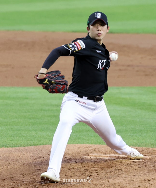 KT 오원석이 29일 잠실 LG전에서 역투하고 있다. /사진=강영조 선임기자