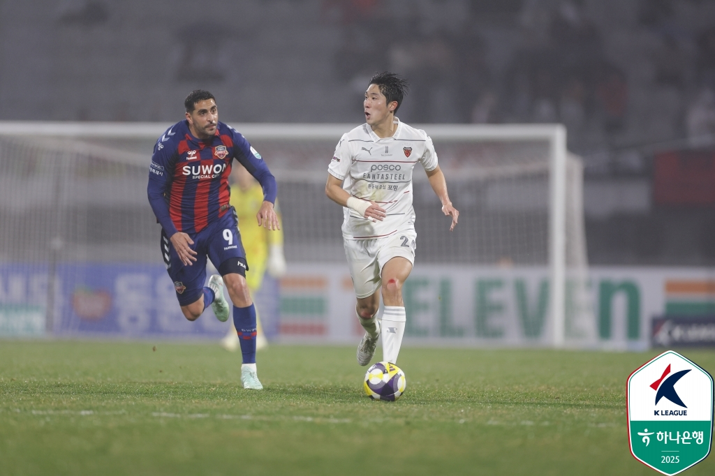 싸박(왼쪽)과 한현서. /사진=한국프로축구연맹 제공