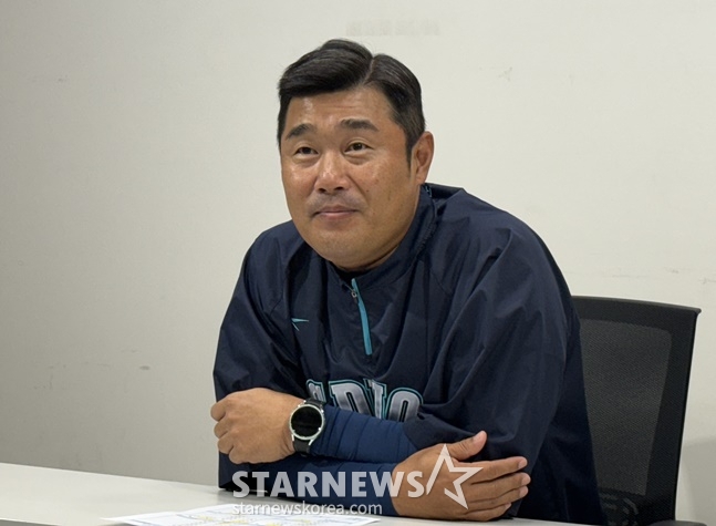 NC 이호준 감독이 30일 사직 롯데전을 앞두고 면도를 한 모습을 보여주고 있다. /사진=양정웅 기자 