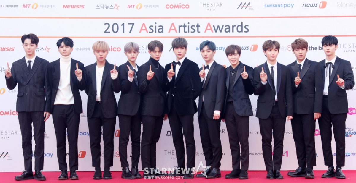 그룹 워너원이 2017년 11월 15일 오후 서울 송파구 잠실 실내체육관에서 진행된 '2017 AAA(Asia Artist Awards)' 레드카펫에 참석해 포즈를 취하고 있다. 아시아를 빛낸 최고의 아티스트들이 최고의 무대에서 함께 즐기는 'No.1' 시상식 'AAA'는 글로벌 엔터테인먼트 미디어 스타뉴스(STARNEWS)가 주최하며 Asia Artist Awards 조직위원회의 주관으로 오는 15일 오후 6시 잠실실내체육관에서 열린다. /사진=김휘선 기자 hwijpg@