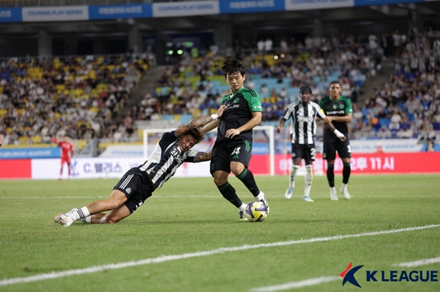 팀 K리그 경기에 집중하는 황도윤(오른쪽). /사진=한국프로축구연맹 제공