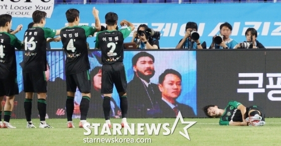 팀K리그 선수들이 뉴캐슬 유나이티드와 쿠팡플레이 시리즈 1경기에서 김진규(오른쪽)의 선제골 후 낚시 세리머니를 하고 있다. /사진=김진경 대기자
