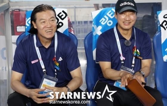 김판곤(왼쪽) 팀K리그 감독과 이정효 수석코치. /사진=김진경 대기자