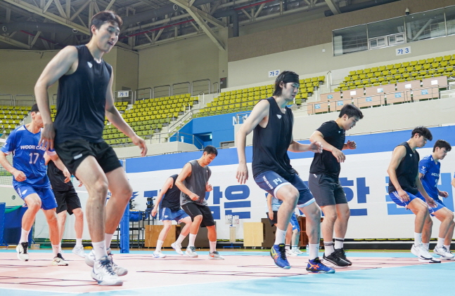 우리카드 선수들이 29일 송림체육관에서 어질 리듬 트레이닝을 소화하고 있다. /사진=서울 우리카드 제공