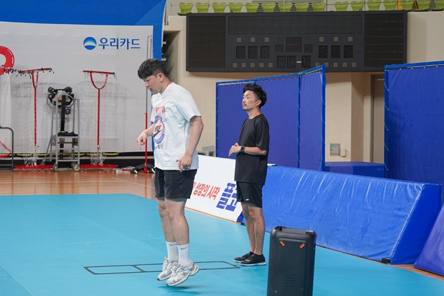 기노시타 토오루 대표(오른쪽)과 오종균 코치가 어질 리듬 트레이닝에 앞서 선수들에게 시범을 보이고 있다. /사진=서울 우리카드 제공