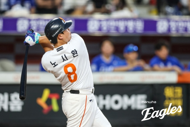 한화 노시환이 30일 대전 삼성전에서 홈런을 때려내고 있다. /사진=한화 이글스 제공