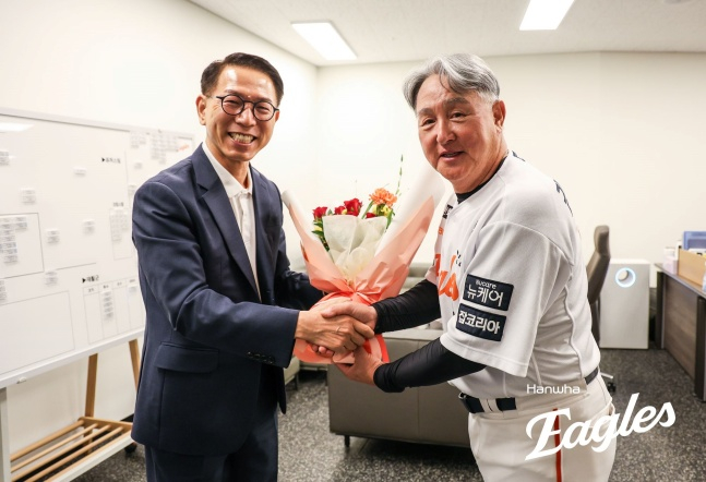 한화 박종태 사장(왼쪽)이 30일 대전 삼성전 승리 후 김경문 감독의 100승을 축하하고 있다. /사진=한화 이글스 제공