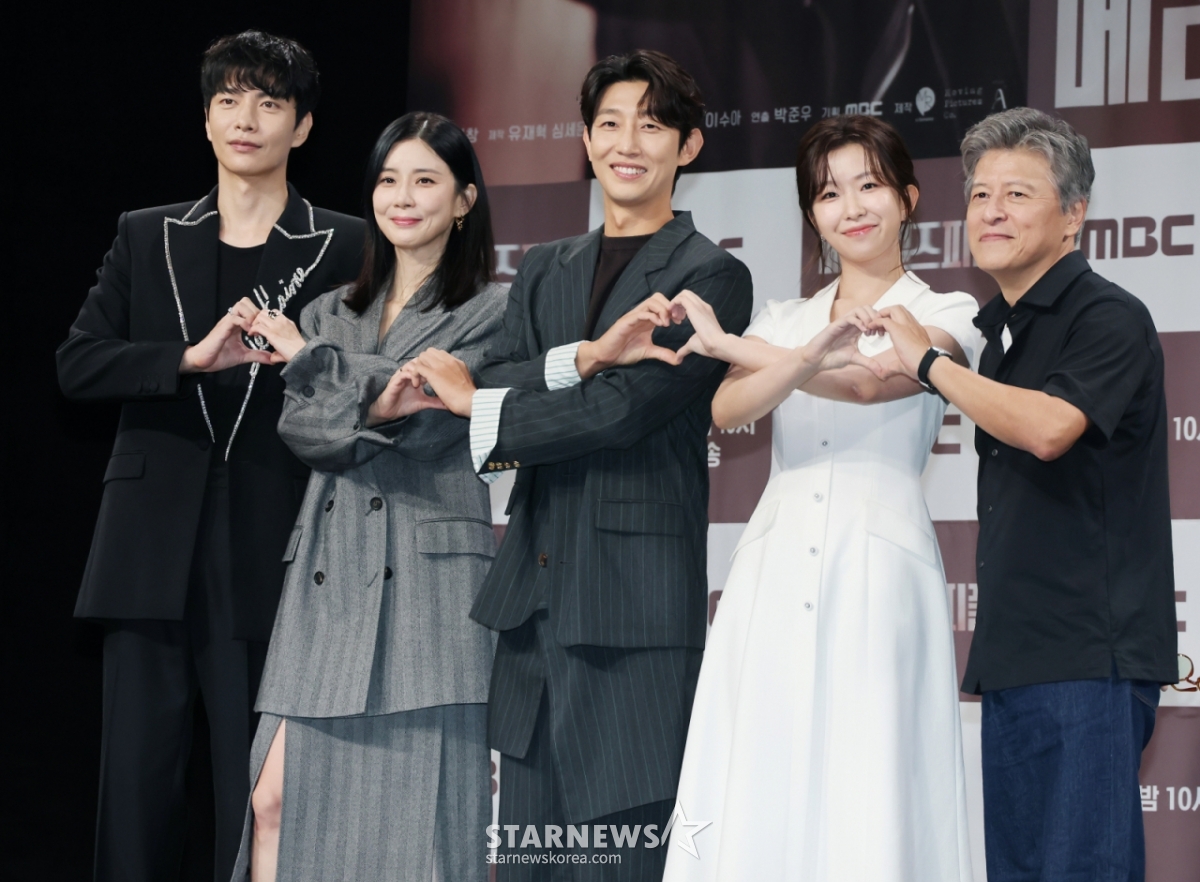 배우 이민기, 이보영, 강기영, 윤가이, 권해효가 31일 오전 서울 마포구 상암동 MBC에서 진행된 금토드라마 '메리 킬즈 피플' 제작발표회에 참석해 포즈를 취하고 있다. 치료 불가능한 환자들의 조력 사망을 돕는 의사와 이들을 추적하는 형사의 이야기를 다룬 서스펜스 드라마 '메리 킬즈 피플'는 오는 1일 첫 방송된다. /2025.07.31 /사진=이동훈 photoguy@