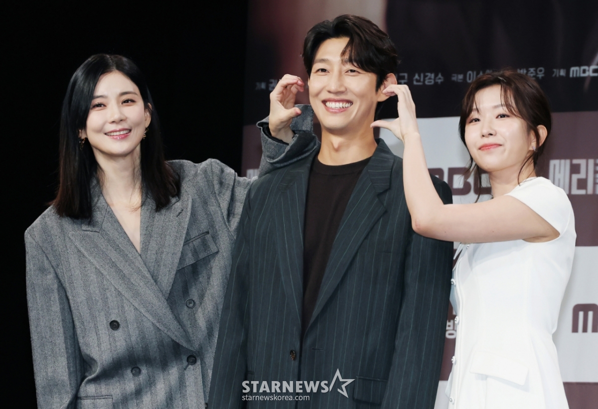 배우 이보영, 강기영, 윤가이가 31일 오전 서울 마포구 상암동 MBC에서 진행된 금토드라마 '메리 킬즈 피플' 제작발표회에 참석해 포즈를 취하고 있다. 치료 불가능한 환자들의 조력 사망을 돕는 의사와 이들을 추적하는 형사의 이야기를 다룬 서스펜스 드라마 '메리 킬즈 피플'는 오는 1일 첫 방송된다. /2025.07.31 /사진=이동훈 photoguy@