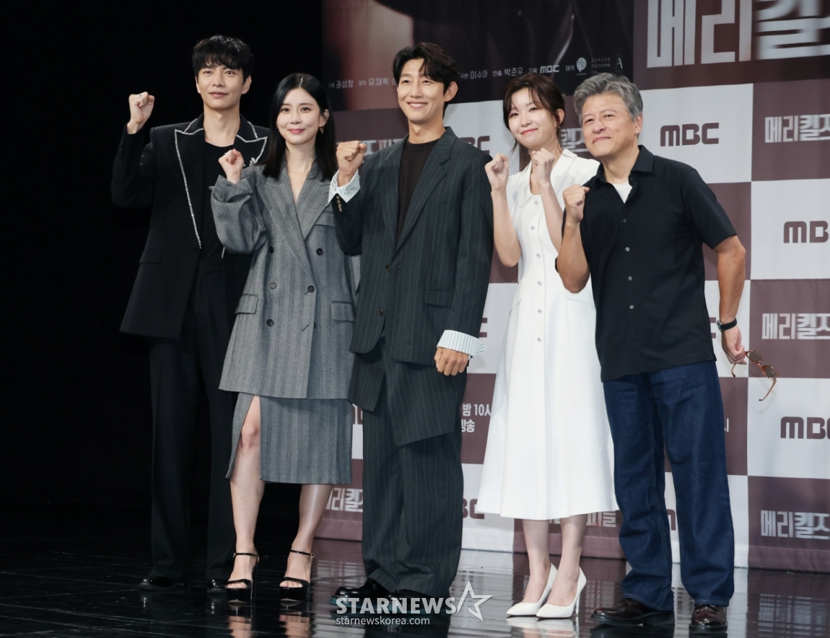 배우 이민기, 이보영, 강기영, 윤가이, 권해효가 31일 오전 서울 마포구 상암동 MBC에서 진행된 금토드라마 '메리 킬즈 피플' 제작발표회에 참석해 포즈를 취하고 있다. 치료 불가능한 환자들의 조력 사망을 돕는 의사와 이들을 추적하는 형사의 이야기를 다룬 서스펜스 드라마 '메리 킬즈 피플'는 오는 1일 첫 방송된다. /2025.07.31 /사진=이동훈 photoguy@