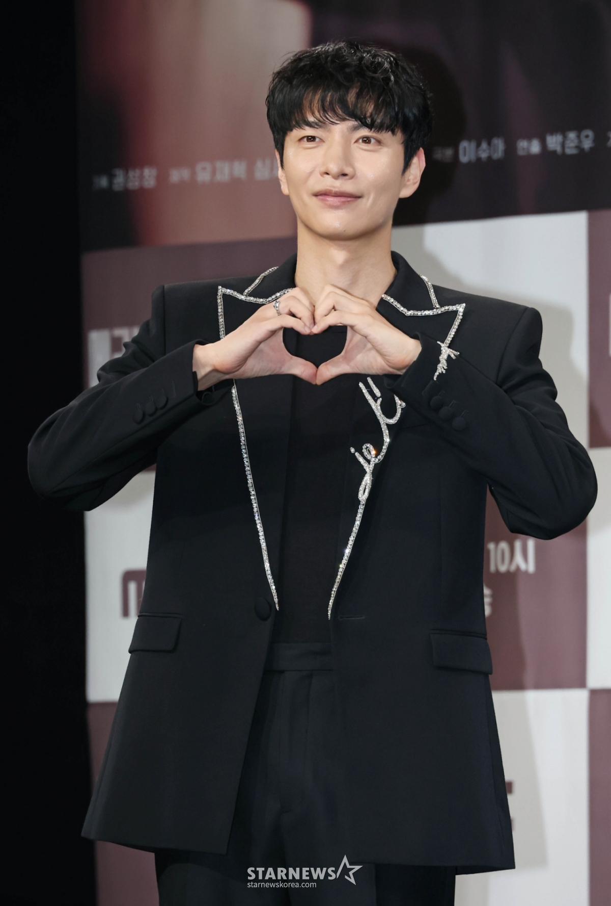 배우 이민기가 31일 오전 서울 마포구 상암동 MBC에서 진행된 금토드라마 '메리 킬즈 피플' 제작발표회에 참석해 포즈를 취하고 있다. 치료 불가능한 환자들의 조력 사망을 돕는 의사와 이들을 추적하는 형사의 이야기를 다룬 서스펜스 드라마 '메리 킬즈 피플'는 오는 1일 첫 방송된다. /2025.07.31 /사진=이동훈 photoguy@