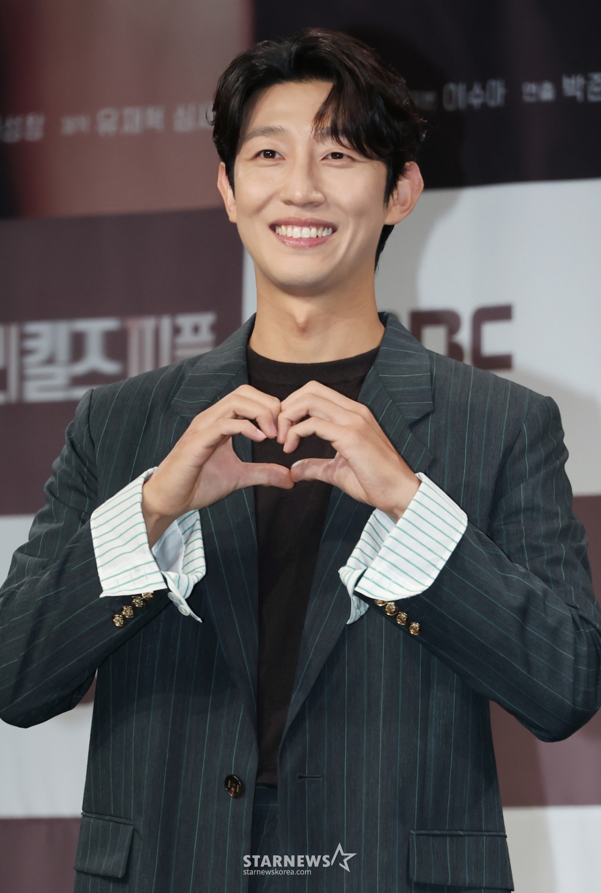 배우 강기영이 31일 오전 서울 마포구 상암동 MBC에서 진행된 금토드라마 '메리 킬즈 피플' 제작발표회에 참석해 포즈를 취하고 있다. 치료 불가능한 환자들의 조력 사망을 돕는 의사와 이들을 추적하는 형사의 이야기를 다룬 서스펜스 드라마 '메리 킬즈 피플'는 오는 1일 첫 방송된다. /2025.07.31 /사진=이동훈 photoguy@