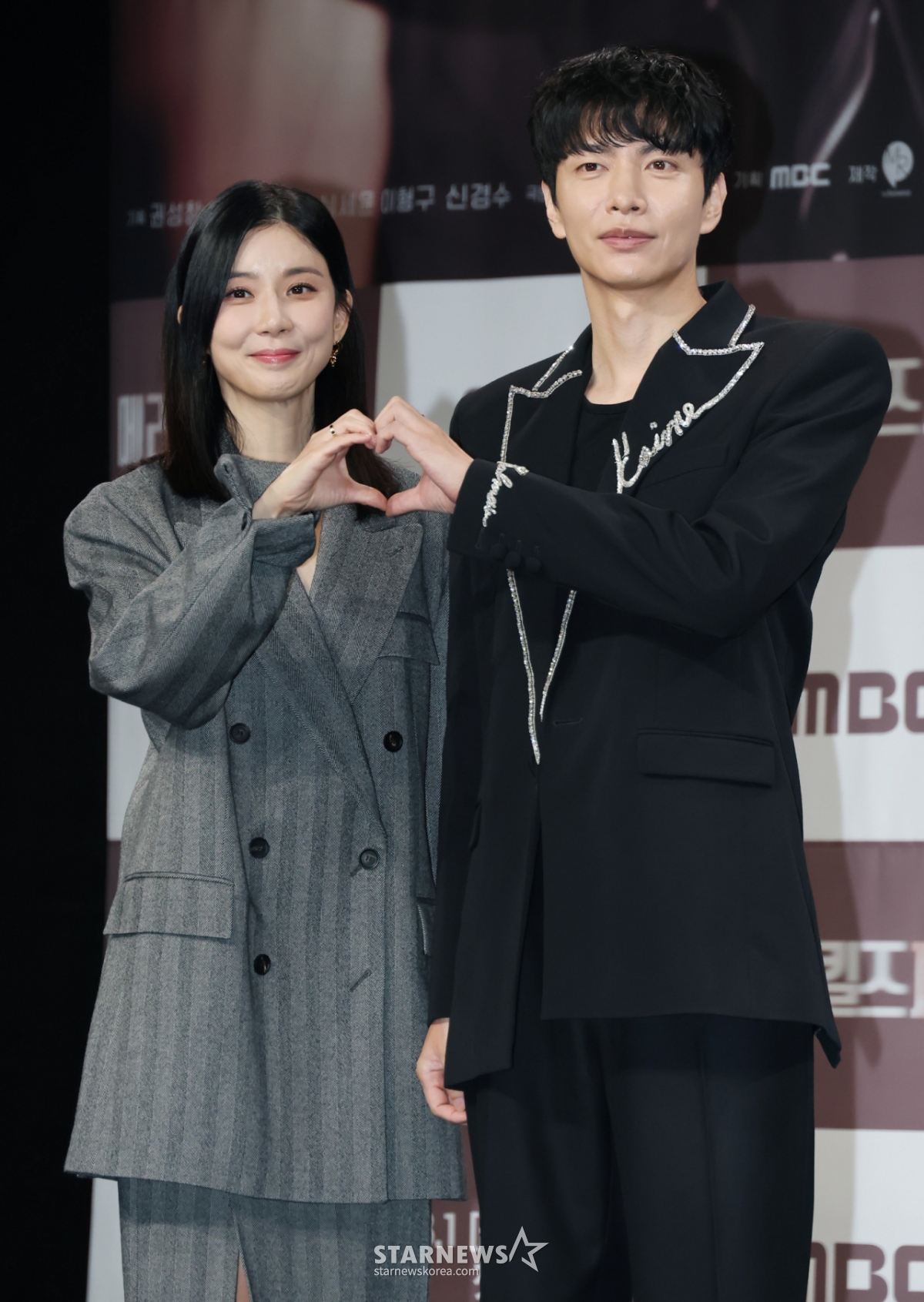 배우 이보영, 이민기가 31일 오전 서울 마포구 상암동 MBC에서 진행된 금토드라마 '메리 킬즈 피플' 제작발표회에 참석해 포즈를 취하고 있다. 치료 불가능한 환자들의 조력 사망을 돕는 의사와 이들을 추적하는 형사의 이야기를 다룬 서스펜스 드라마 '메리 킬즈 피플'는 오는 1일 첫 방송된다. /2025.07.31 /사진=이동훈 photoguy@
