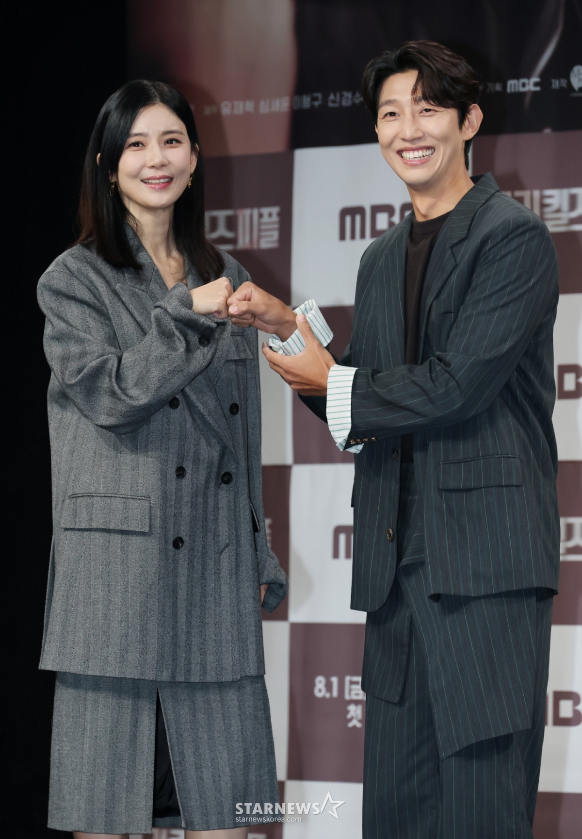 배우 이보영, 강기영이 31일 오전 서울 마포구 상암동 MBC에서 진행된 금토드라마 '메리 킬즈 피플' 제작발표회에 참석해 포즈를 취하고 있다. 치료 불가능한 환자들의 조력 사망을 돕는 의사와 이들을 추적하는 형사의 이야기를 다룬 서스펜스 드라마 '메리 킬즈 피플'는 오는 1일 첫 방송된다. /2025.07.31 /사진=이동훈 photoguy@