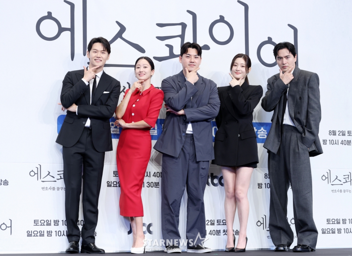배우 이학주, 전혜빈, 김재홍 감독, 배우 정채연, 이진욱이 31일 서울 구로구 더 링크호텔에서 진행된 JTBC 토일드라마 '에스콰이어' 제작발표회에 참석해 포즈를 취하고 있다. /2025.07.31 /사진=김휘선 hwijpg@