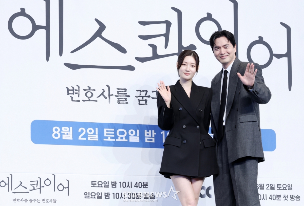 배우 정채연, 이진욱이 31일 서울 구로구 더 링크호텔에서 진행된 JTBC 토일드라마 '에스콰이어' 제작발표회에 참석해 포즈를 취하고 있다. /2025.07.31 /사진=김휘선 hwijpg@
