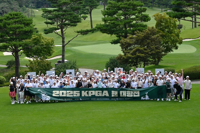 2025 KPGA 팬 대항전에 참가한 선수, 팬, 유소년의 단체사진. /사진=KPGA 제공