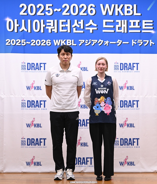 위성우 우리은행 감독(왼쪽)과 세키 나나미. /사진=WKBL 제공