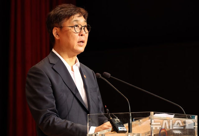 최휘영 문화체육관광부 장관이 31일 세종시 정부세종청사에서 열린 취임식에서 취임사를 하고 있다. /사진=뉴시스 제공